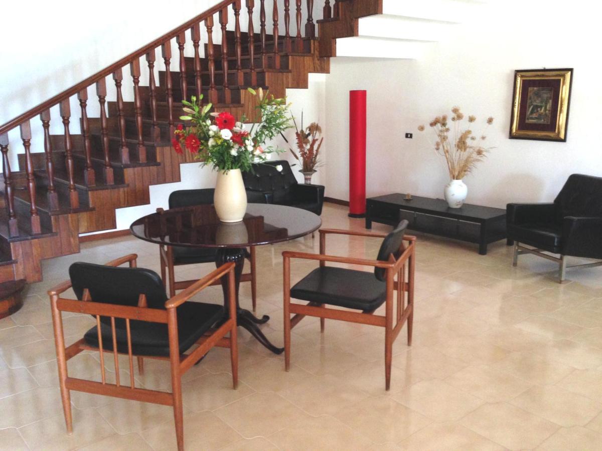 B&B Hollywood Olivadi Luaran gambar
